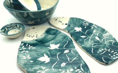 Dale un toque de color a tu mesa con estas bandejas y tablas de servir de cerámica