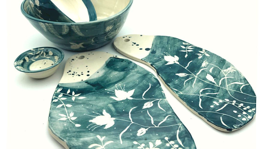 Dale un toque de color a tu mesa con estas bandejas y tablas de servir de cerámica