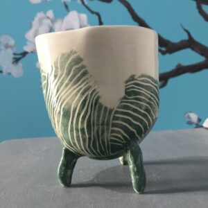 maceta cerámica con patas