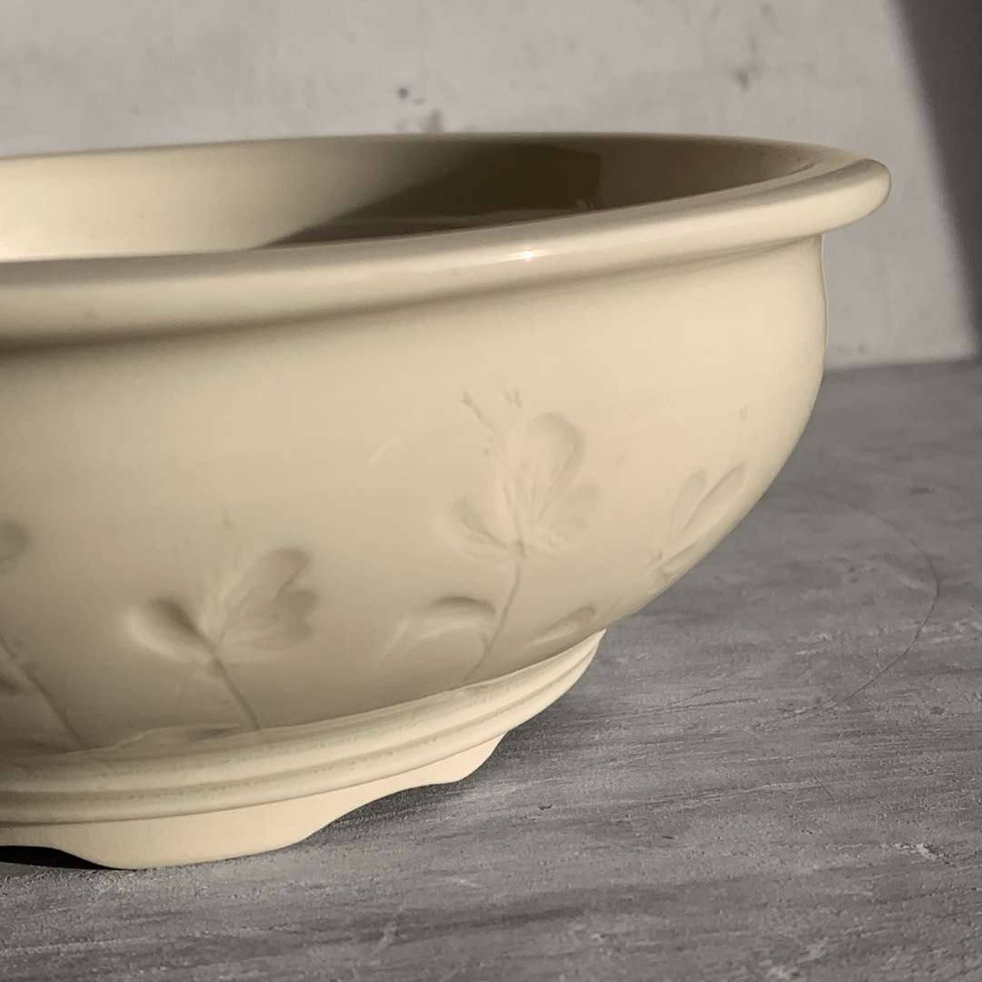 Detalle del esgrafiado vegetal de RIFLO sobre porcelana esmaltada.