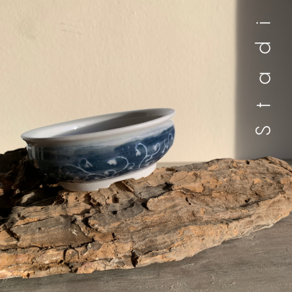 STADI maceta de bonsái en porcelana con engobe azul esgrafiado.